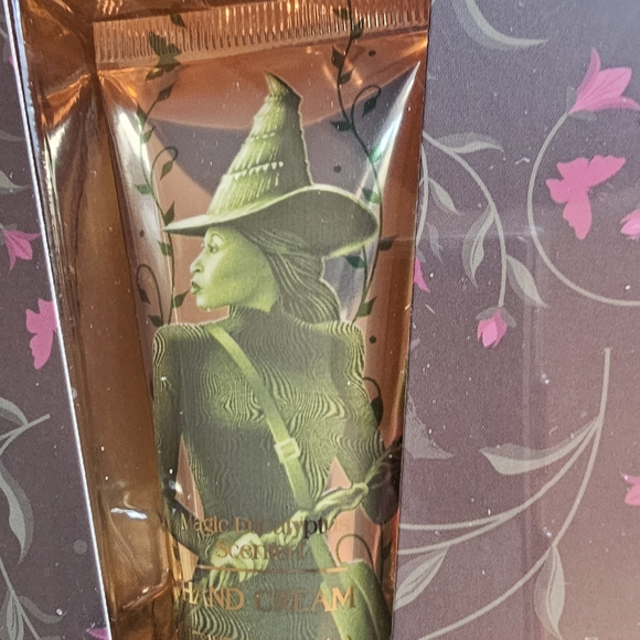 Wicked Gold and Pink Bath Set - Picture 6 of 11